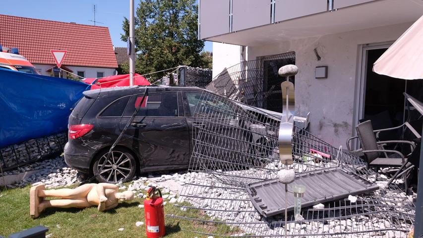 Auto fährt in Haus: 85-jähriger Fahrer stirbt bei Unfall in Hilpoltstein