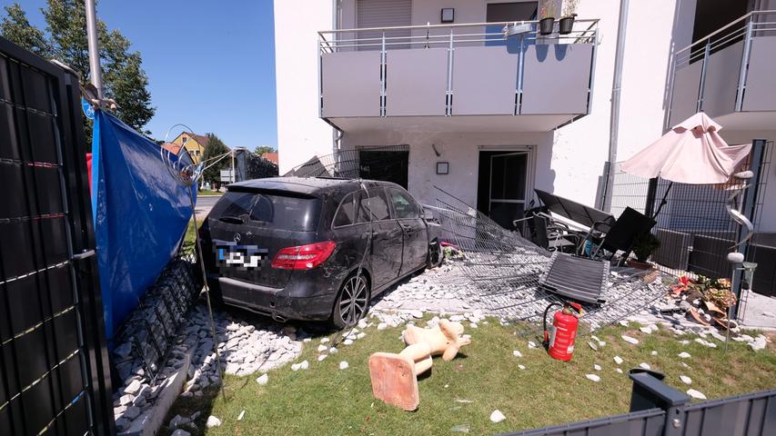 Auto fährt in Haus: 85-jähriger Fahrer stirbt bei Unfall in Hilpoltstein