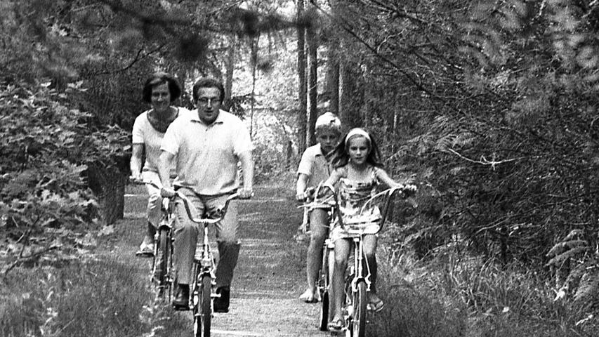 Auf dem Rad durch den Wald ging es für den Presseamtschef Walter Schatz mit seiner Familie im August des Jahres 1970.