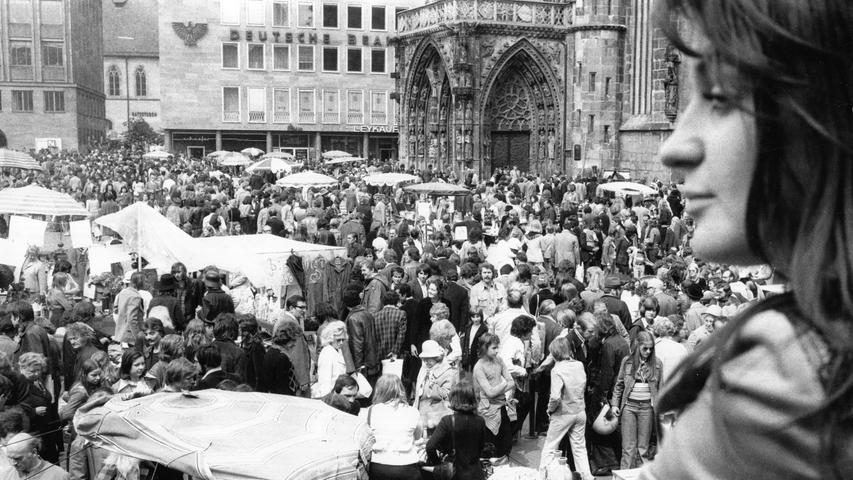 "Seit Samstag beherbergt Nürnberg in seinen Mauern Europas größten Flohmarkt. Trempler schaffen neuen Rekord." - So lautete die Überschrift über das Bild vom Trempelmarkt am 6. Mai 1974, es zeigt den Hauptmarkt, von Süden her aufgenommen.