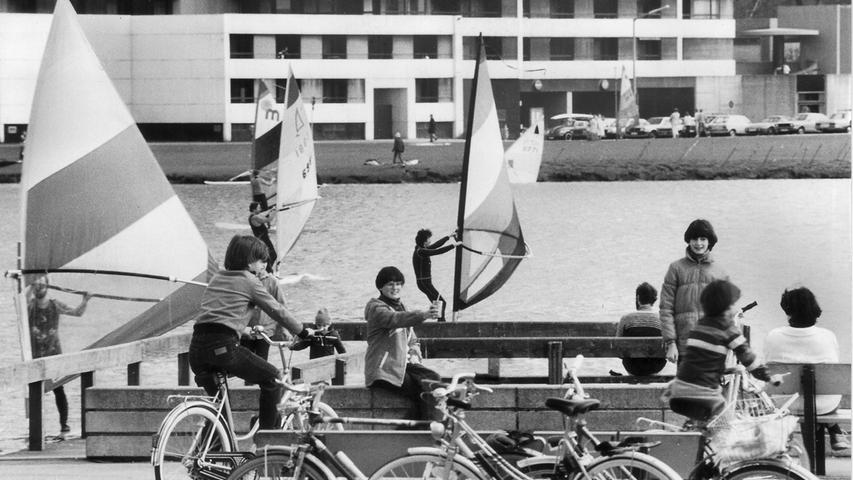 Surfer waren in den 80er Jahren ein gewohnter Anblick auf dem Wöhrder See, wie dieses Foto aus dem April 1982 zeigt. Damals rang die Stadtspitze um mehr Wohnungsneubauten, für die aber kein innerstädtisches Erholungsgebiet geopfert werden sollte.