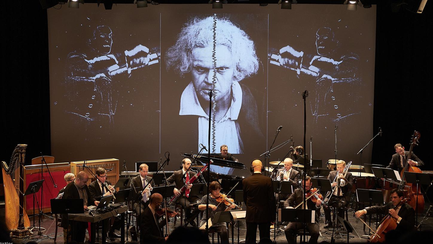 Das Ensemble Kontraste ist immer für einen Blick über den Tellerrand gut: Egal ob mit Stummfilm, Theater, Lyrik oder anderen Künstlern. Das Ensemble Kontraste ist immer für einen Blick über den Tellerrand gut: Egal ob mit Stummfilm, Theater, Lyrik oder anderen Künstlern.