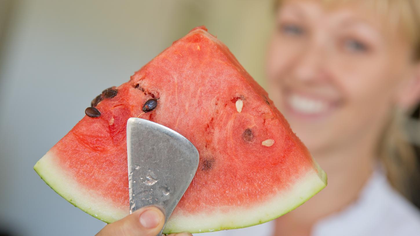 Saftig, kalorienarm und dank der Kerne voller Nährstoffe: die Wassermelone.
Saftig, kalorienarm und dank der Kerne voller Nährstoffe: die Wassermelone.