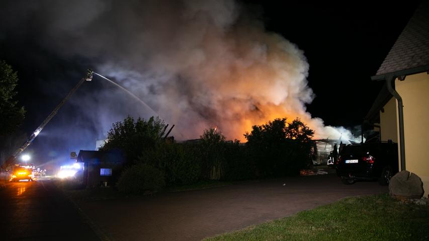 Halle im Landkreis Amberg-Sulzbach brennt vollständig aus