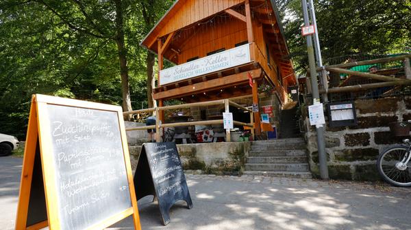 Am Schindler-Keller wird Greifbier aus Forchheim ausgeschenkt. Hier ist Montag bis Freitag von 15 bis 22 Uhr, Samstag von 11:30 bis 22 Uhr und Sonntag von 11 bis 22 Uhr geöffnet.