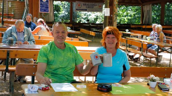 Uwe und Marion Sonnleitner aus Forchheim sind mit dem Rad unterwegs und lassen sich das Greifbier am Greifs-Keller schmecken.