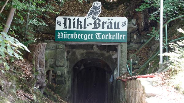 Der Nürnberger-Tor-Keller wird von der Nikl-Bräu aus Pretzfeld betrieben und hat nur während des Annafestes geöffnet.