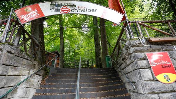 Auch der Fritz Schneider-Keller macht nur während des Annafestes auf. Ausgeschenkt wird kühles Bier der Brauerei Simon