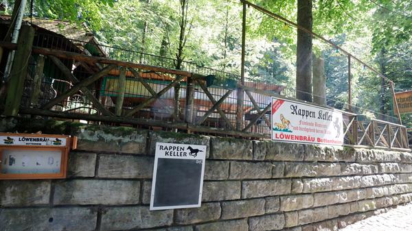 Der Rappen-Keller hat Freitag bis Sonntag ab 16:30 Uhr geöffnet. Ausgeschenktes Bier gibt es von der Löwenbräu in Buttenheim.