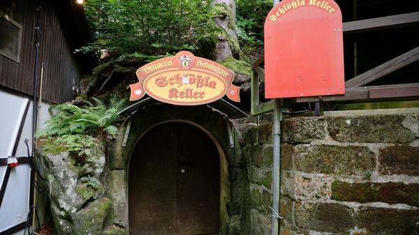 Am Schlössla-Keller wird Hebendanz-Bier ausgeschenkt zu Brotzeiten und warmer Küche.