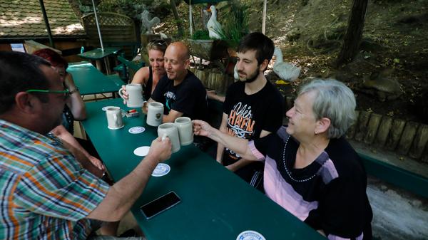 Prost: Der Glocken-Keller, auf dem es Rittmayer-Bier aus Hallerndorf gibt, wird von Matthias Müller und Matthias Erlwein betrieben.
