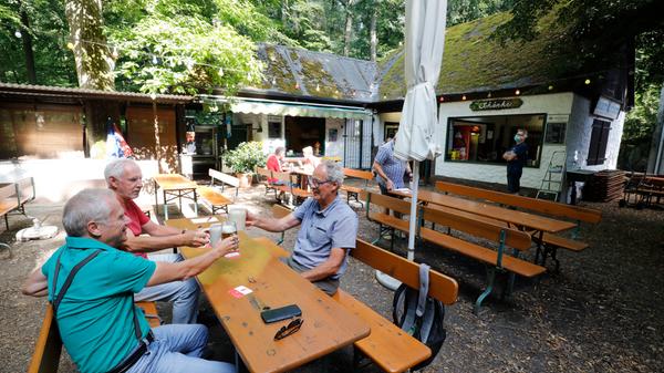 "Eine super Kultur hier", meint Jost Hüsselmann aus Forchheim, der mit Freunden aus München und Würzburg am Eichhorn-Keller sitzt.