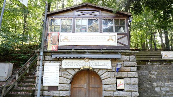 Der Schwanen-Keller, der seine Pforten nur zum Annafest öffnet, schenkt frischgezapftes Zirndorfer-Bier aus.