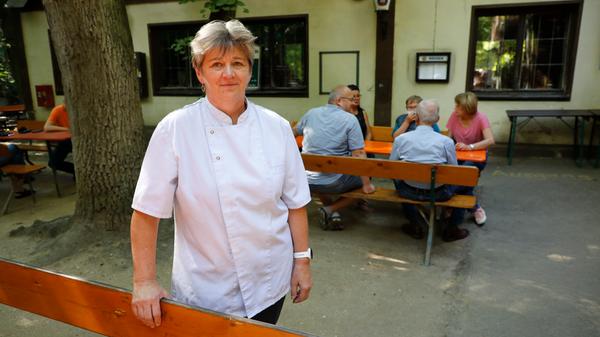 Auch Mittagessen bietet die Wirtin Carola Bernklau am Neder-Keller an.