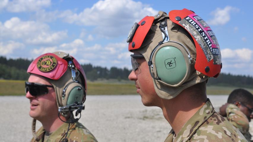 Staub und schweres Gerät: Kampfflieger trainieren in Grafenwöhr