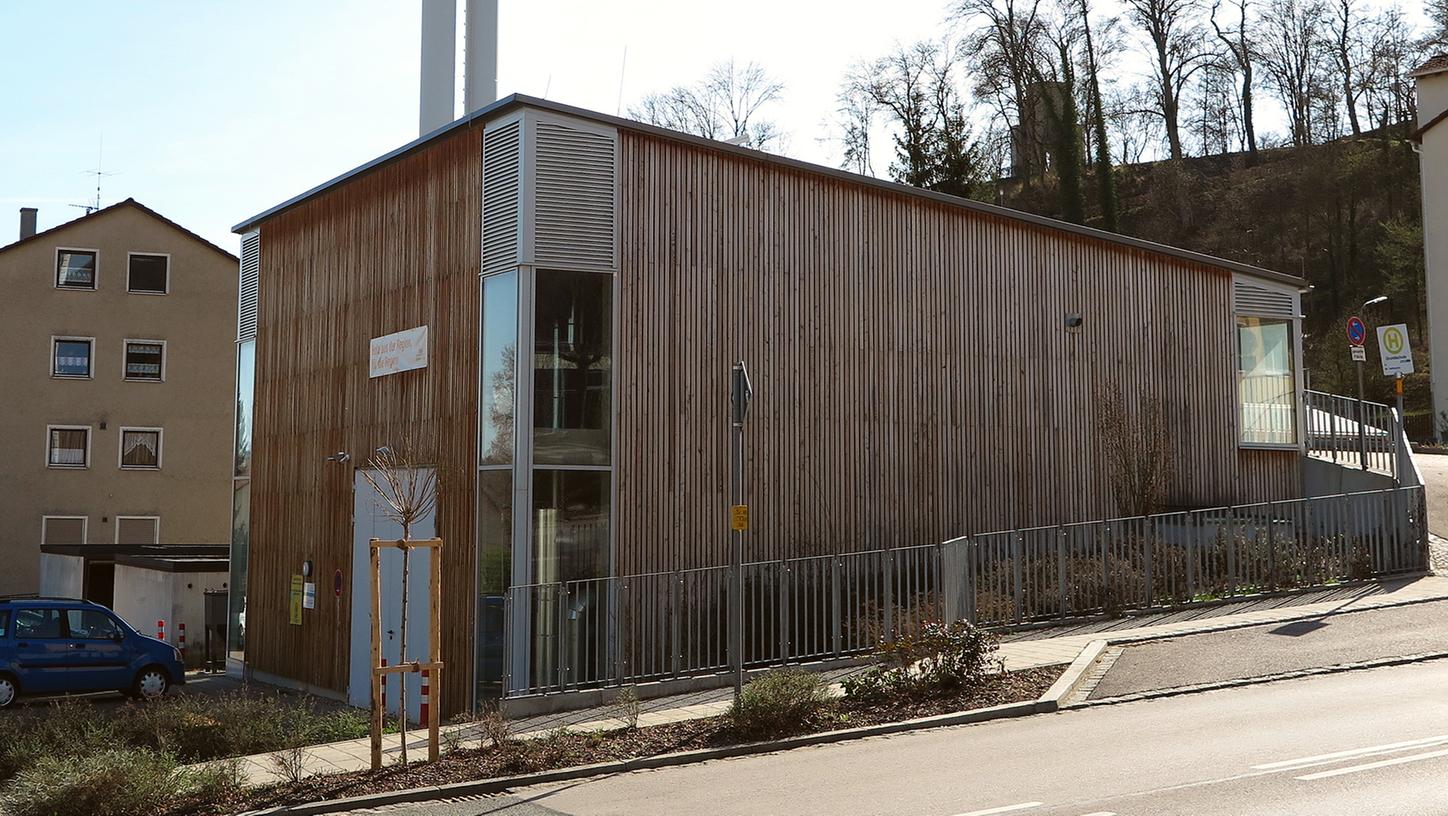 Nach einem „Hilferuf“ der Forstbetriebsgemeinschaft Franken Süd kam vergangenes Jahr die Frage auf, wie das Treuchtlinger Biomasseheizwerk in der Hahnenkammstraße nach der Stilllegung des Stadtkrankenhauses den Verlust seines größten Abnehmers kompensieren soll. Die neue Bezirksklinik wäre da die logische Lösung, wie auch die Bezirkstags-SPD vorschlägt. Nach einem „Hilferuf“ der Forstbetriebsgemeinschaft Franken Süd kam vergangenes Jahr die Frage auf, wie das Treuchtlinger Biomasseheizwerk in der Hahnenkammstraße nach der Stilllegung des Stadtkrankenhauses den Verlust seines größten Abnehmers kompensieren soll. Die neue Bezirksklinik wäre da die logische Lösung, wie auch die Bezirkstags-SPD vorschlägt.