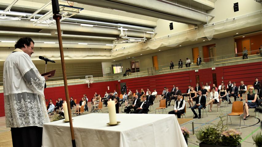 Pfarrer Stefan Wingen feierte mit den Abiturienten des Willibald-Gluck-Gymnasiums in der Turnhalle.