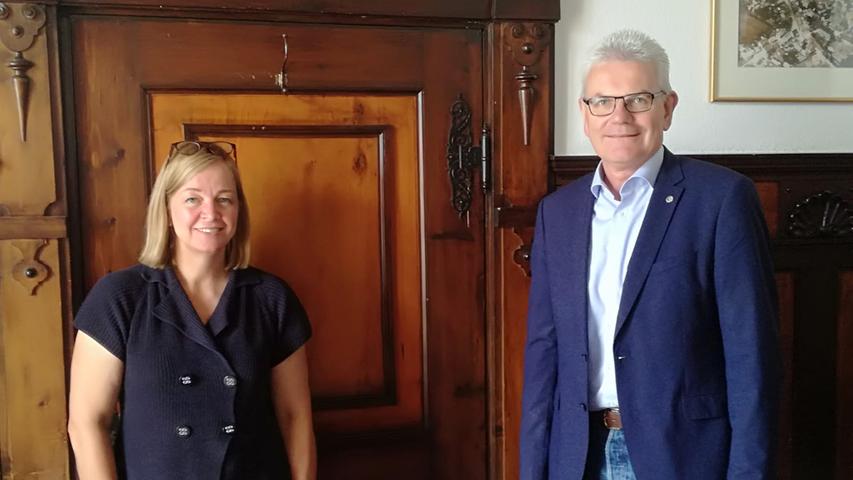 Die Besuchstour bei den neuen Bürgermeistern im Wahlkreis führte den Bundestagsabgeordneten Artur Auernhammer (CSU) auch nach Treuchtlingen. Dort ist seit 1. Mai seine Parteikollegin Kristina Becker im Amt. Im Treuchtlinger Rathaus sprach er mit ihr über anstehende Herausforderungen. Wichtige Themen waren der Kindergarten - und Krippenausbau, der zügig weitergehen soll, aber auch die geplante Umgehung des Ortsteils Dietfurt sowie die Netzkapazität des Stromnetzes in Treuchtlingen. Die Corona-Krise und ihre Auswirkungen auf die gemeindliche Arbeit in Treuchtlingen wurde ebenfalls thematisiert. Die Besuchstour bei den neuen Bürgermeistern im Wahlkreis führte den Bundestagsabgeordneten Artur Auernhammer (CSU) auch nach Treuchtlingen. Dort ist seit 1. Mai seine Parteikollegin Kristina Becker im Amt. Im Treuchtlinger Rathaus sprach er mit ihr über anstehende Herausforderungen. Wichtige Themen waren der Kindergarten - und Krippenausbau, der zügig weitergehen soll, aber auch die geplante Umgehung des Ortsteils Dietfurt sowie die Netzkapazität des Stromnetzes in Treuchtlingen. Die Corona-Krise und ihre Auswirkungen auf die gemeindliche Arbeit in Treuchtlingen wurde ebenfalls thematisiert.