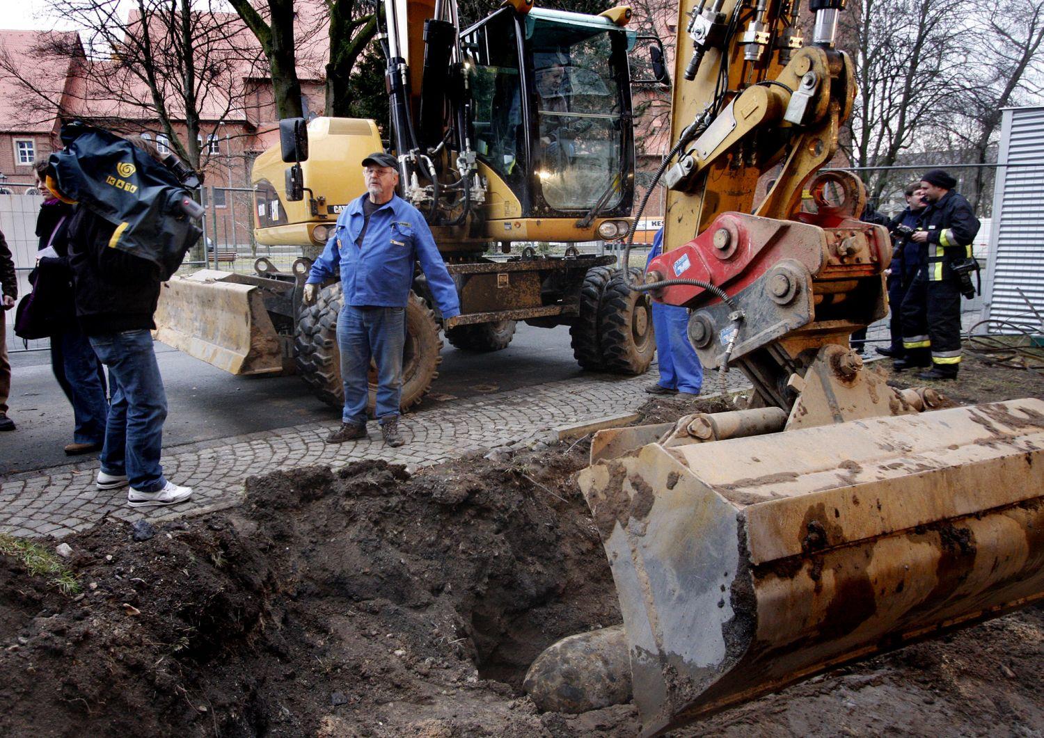 Als Ende Februar 2011 ein Baggerfahrer bei Bauarbeiten auf dem Gelände der Firma Siemens an der Straßburgerstraße nur einen Meter unter einem Rasenstück eine Mehrzweckbombe vom Typ GP 1000 entdeckte, mussten in der Südstadt mehr als 2500 Menschen ihre umliegenden Wohnungen verlassen.