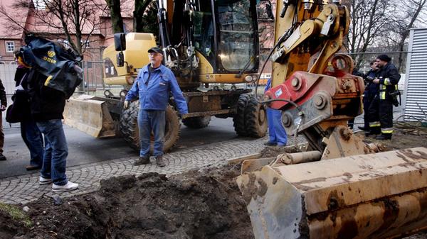 Als Ende Februar 2011 ein Baggerfahrer bei Bauarbeiten auf dem Gelände der Firma Siemens an der Straßburgerstraße nur einen Meter unter einem Rasenstück eine Mehrzweckbombe vom Typ GP 1000 entdeckte, mussten in der Südstadt mehr als 2500 Menschen ihre umliegenden Wohnungen verlassen.