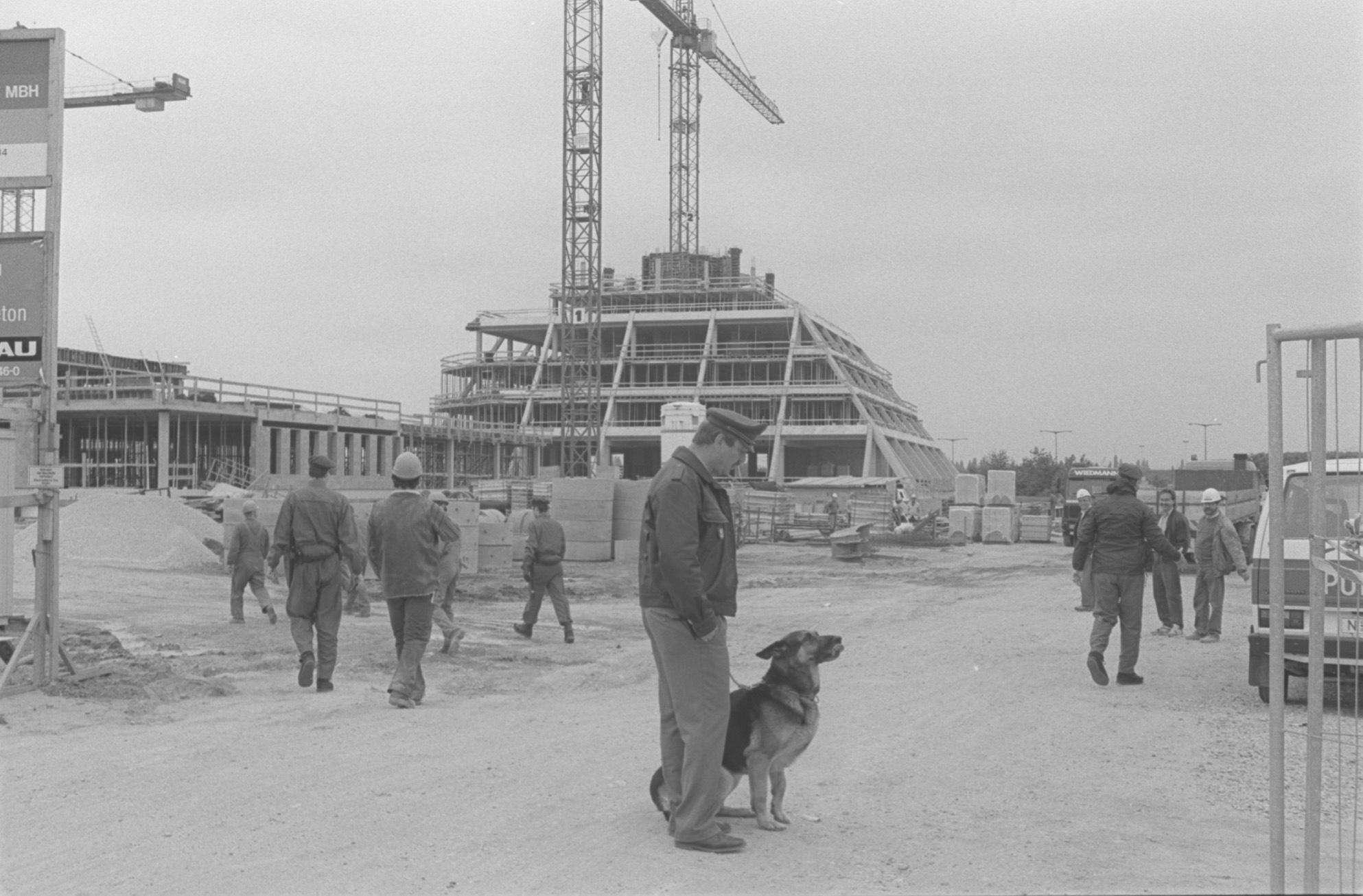 40 Meter hoch ist die Pyramide, die 1993 an der Europaallee entsteht und bald Hotelgäste beherbergen soll: Sie gehört zu einem Dienstleistungszentrum, das damals als europaweit einmalig gilt. Für 120 Millionen Mark baut die Euromed AG in Fürth, an der Stadtgrenze zu Nürnberg, eine Privatklinik samt angegliederter Infrastruktur.