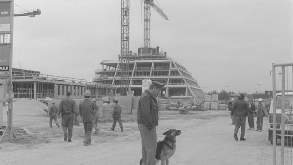 40 Meter hoch ist die Pyramide, die 1993 an der Europaallee entsteht und bald Hotelgäste beherbergen soll: Sie gehört zu einem Dienstleistungszentrum, das damals als europaweit einmalig gilt. Für 120 Millionen Mark baut die Euromed AG in Fürth, an der Stadtgrenze zu Nürnberg, eine Privatklinik samt angegliederter Infrastruktur.