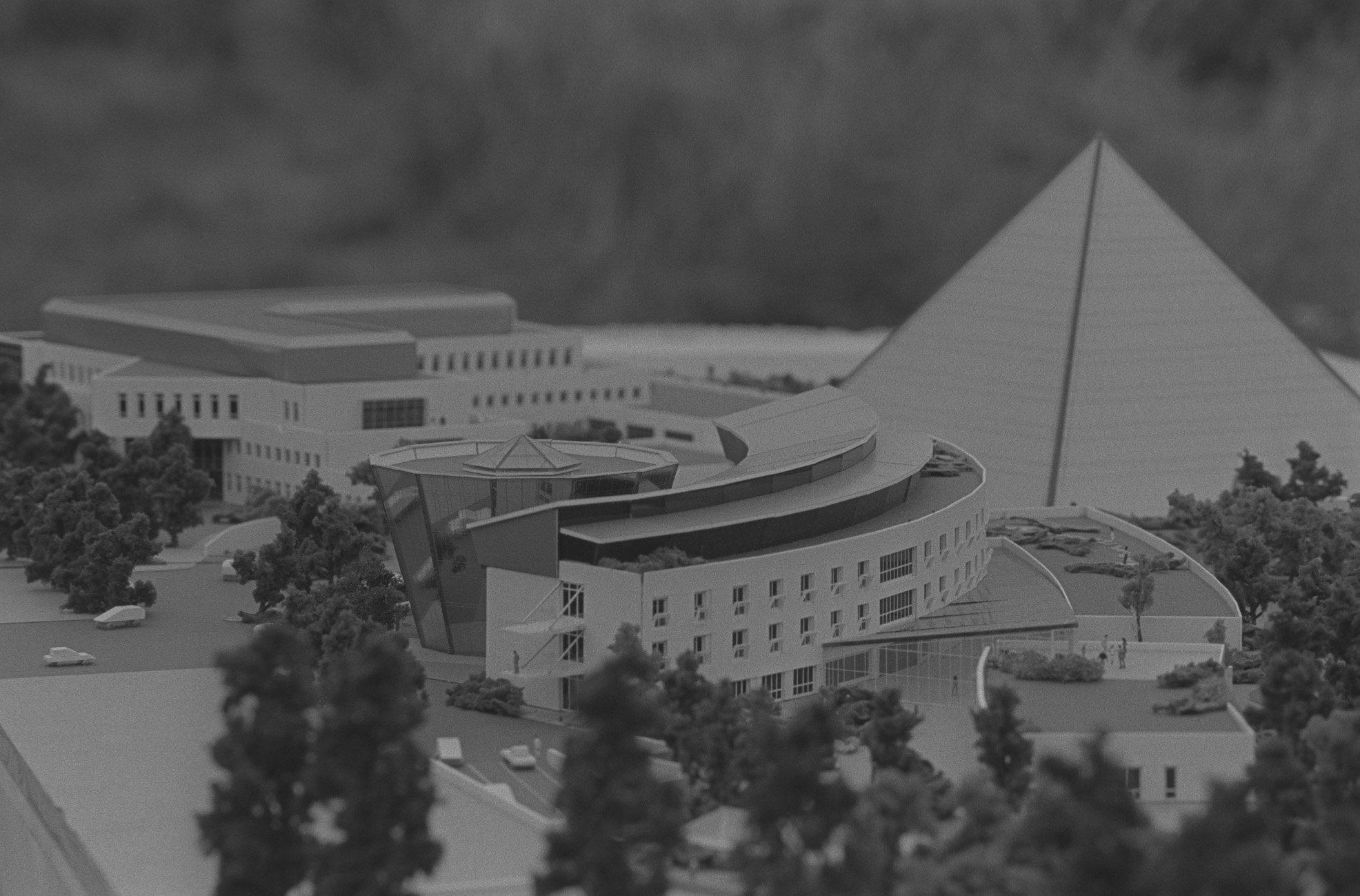 1998/99 plant man eine Erweiterung: Der Neubau hinter dem Flachbau bekommt die Form eines auf dem Kopf stehenden Kegels oder einer "Kaffeetasse" und wird über Tunnel angebunden. Das Gelände soll sich in einen Gesundheitspark verwandeln, mit einer 1,5 Meter langen Joggingbahn. Die Autos werden in eine Tiefgarage verbannt.