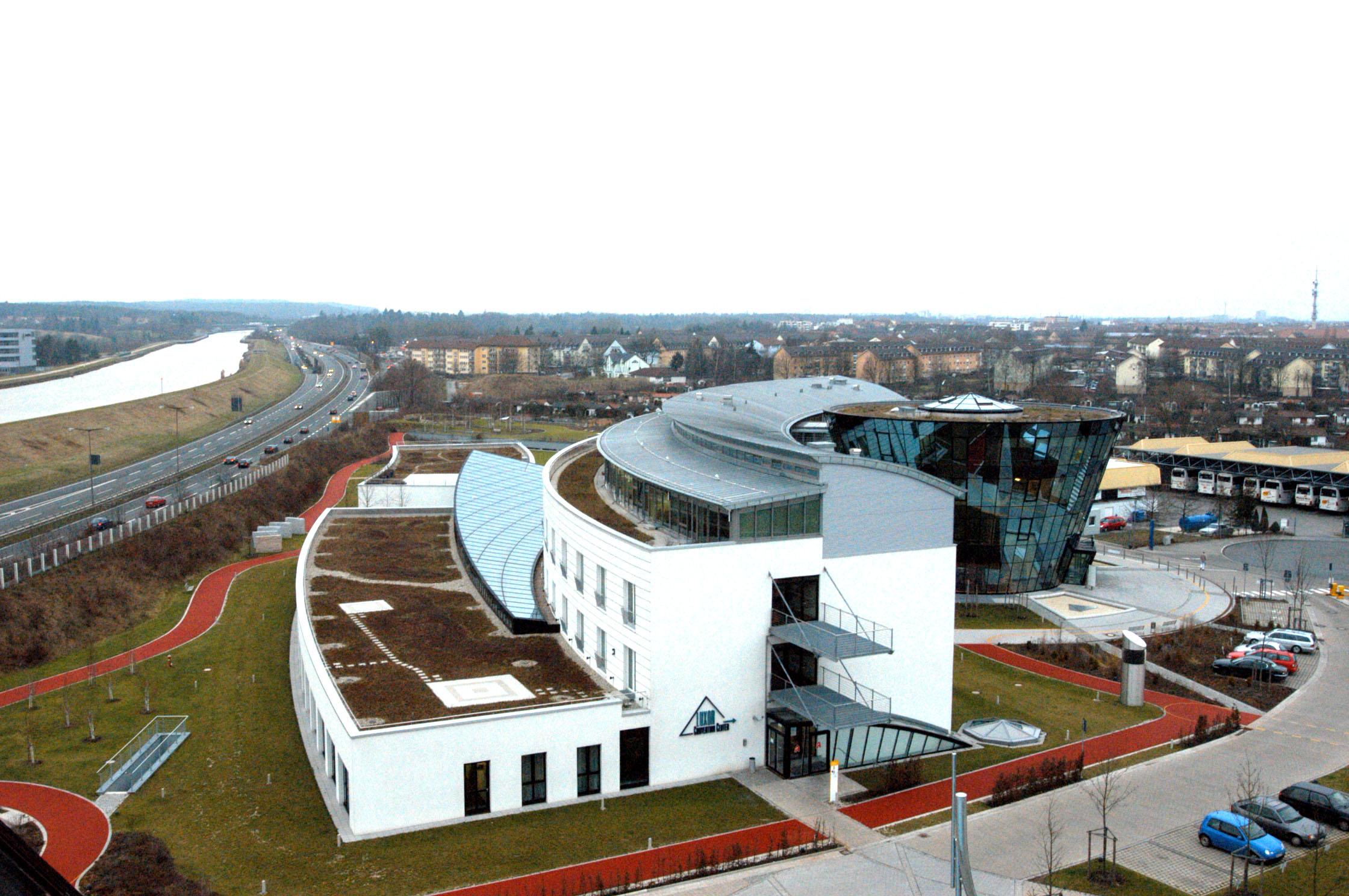 Diesen Blick hat man aus der Hotel-Pyramide auf die Klinik-Gebäude, die Laufbahn und den Kanal.