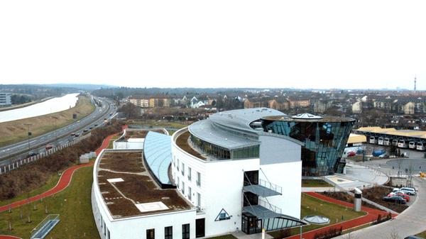 Diesen Blick hat man aus der Hotel-Pyramide auf die Klinik-Gebäude, die Laufbahn und den Kanal.