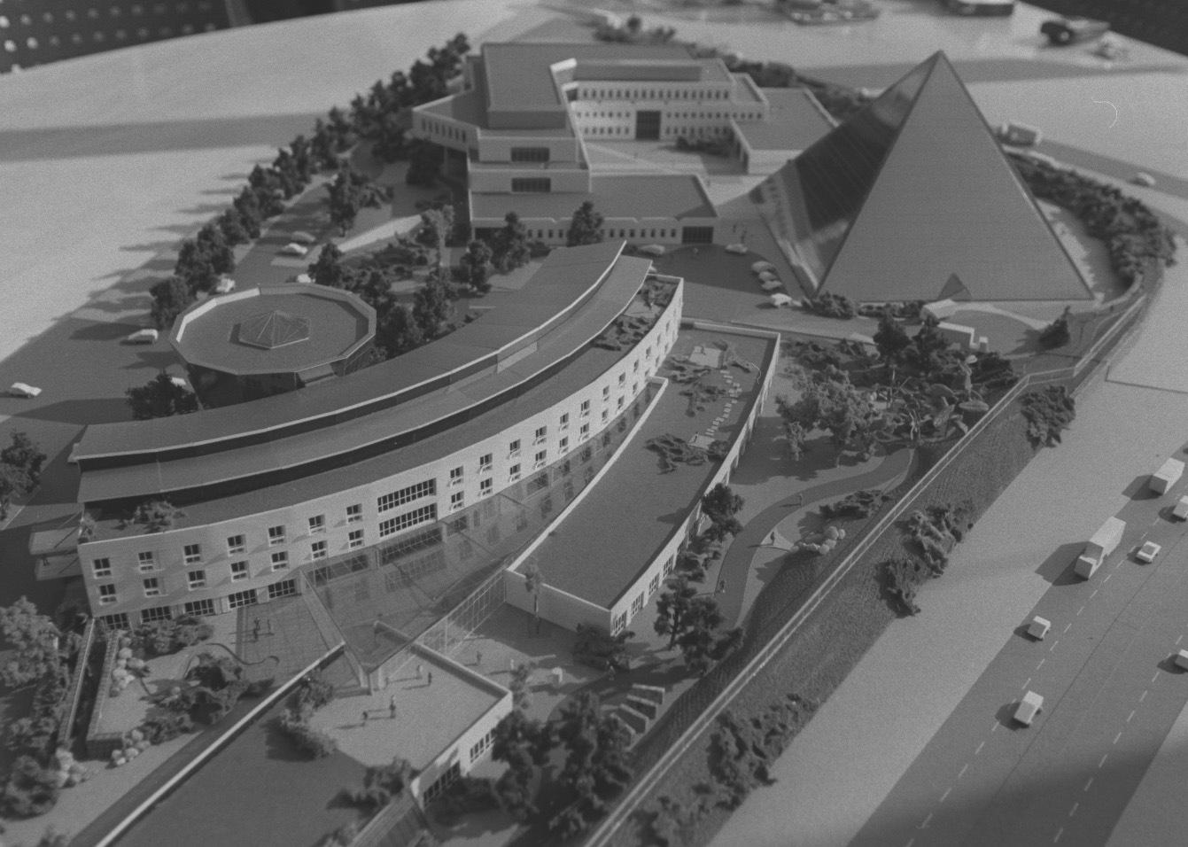 Die Fürther Unternehmer Michael Wünsche und Jochen Schreier hatten das Projekt 1989 auf den Weg gebracht. Am 16. September 1994 werden das Vier-Sterne-Hotel in der Pyramide und die Privatklinik im langgezogenen Flachbau (noch ohne den runden Anbau dahinter) eröffnet. Stationäre und ambulante Medizin sollen hier eng verzahnt sein. Das Essen wird aus dem Hotel geordert.