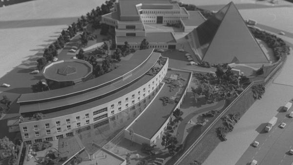 Die Fürther Unternehmer Michael Wünsche und Jochen Schreier hatten das Projekt 1989 auf den Weg gebracht. Am 16. September 1994 werden das Vier-Sterne-Hotel in der Pyramide und die Privatklinik im langgezogenen Flachbau (noch ohne den runden Anbau dahinter) eröffnet. Stationäre und ambulante Medizin sollen hier eng verzahnt sein. Das Essen wird aus dem Hotel geordert.