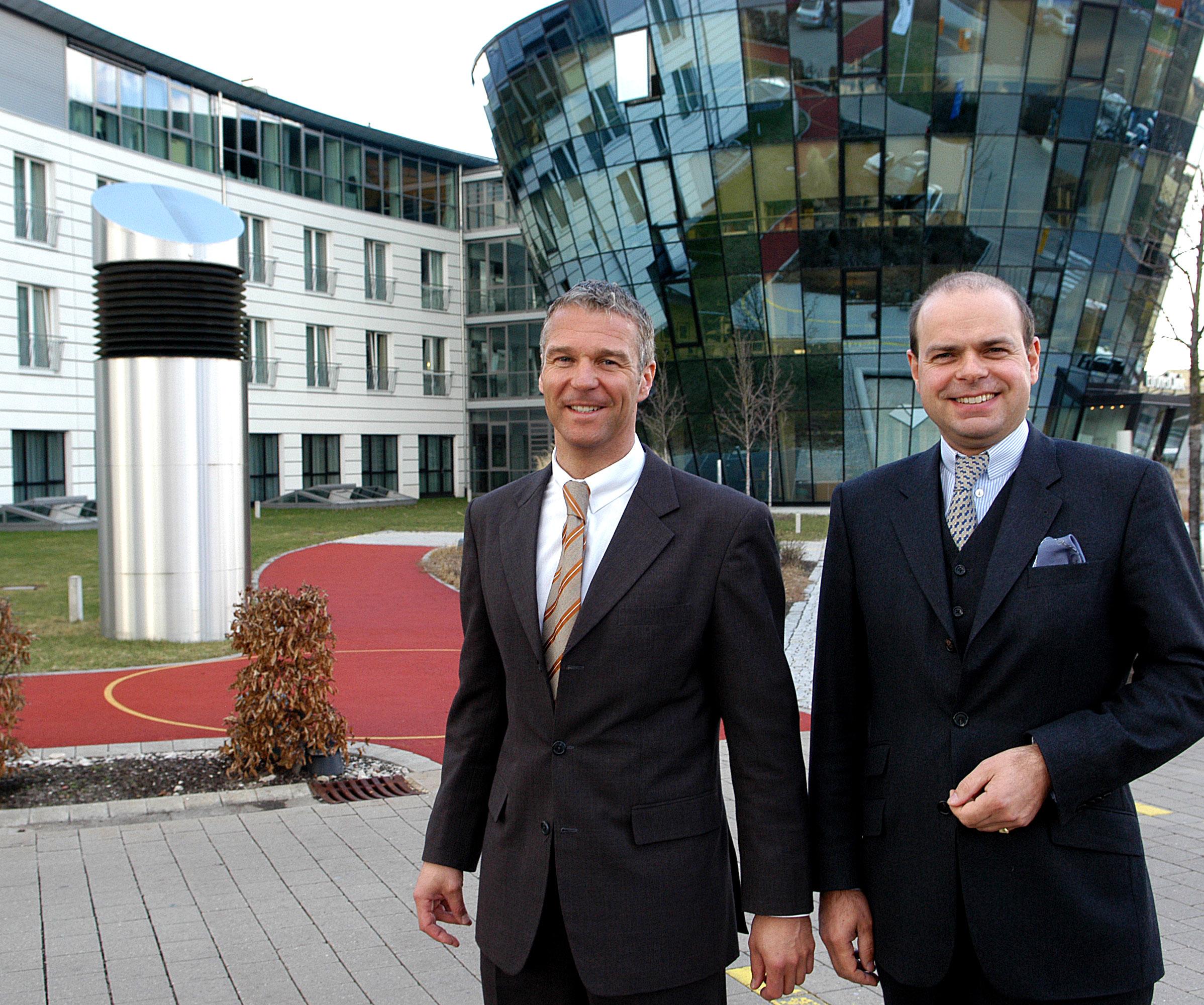 2007 scheint die Zukunft gesichert: Die Immobilien-Beteiligungsgesellschaft Bavaria übernimmt das Areal mit Klinik und Hotel. Neue Geschäftsführer sind Dr. med. Guido J. Quanz. (li.) und Dr. med. Clemens Ritter von Kempski. Der Vertrag mit den Hotelbetreibern wird erweitert.