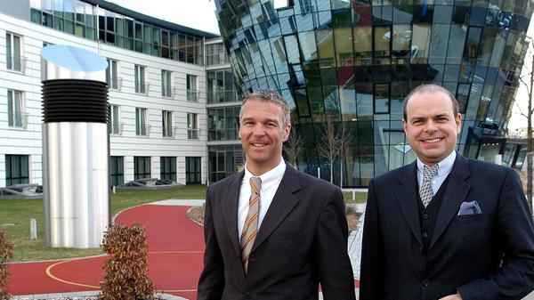 2007 scheint die Zukunft gesichert: Die Immobilien-Beteiligungsgesellschaft Bavaria übernimmt das Areal mit Klinik und Hotel. Neue Geschäftsführer sind Dr. med. Guido J. Quanz. (li.) und Dr. med. Clemens Ritter von Kempski. Der Vertrag mit den Hotelbetreibern wird erweitert.