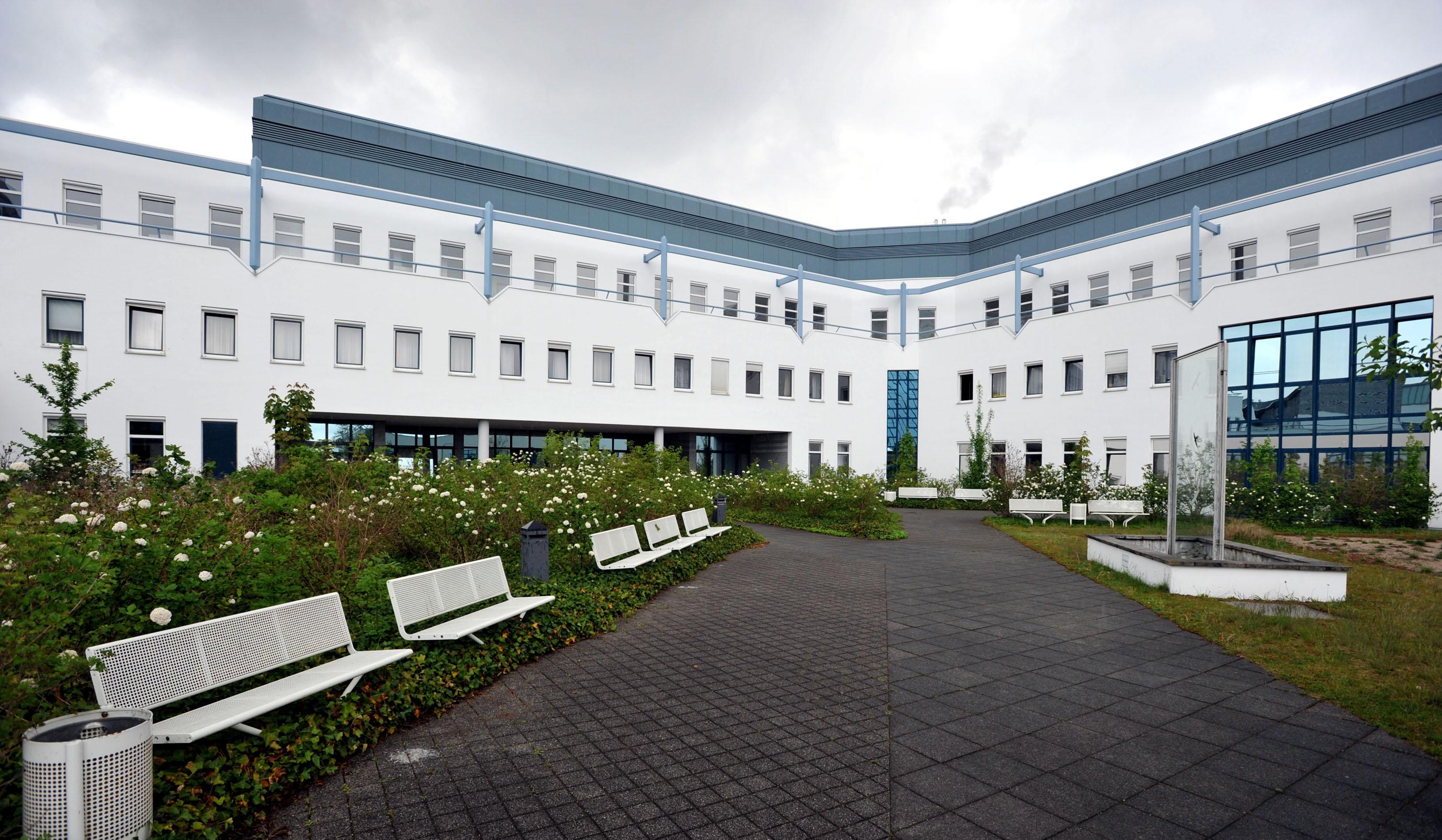 2005 meldet die Euromed AG Insolvenz an. Die Klinik steht vor der Pleite, 100 Mitarbeiter bangen. Als Gründe werden rückläufige Bettenbelegungszahlen genannt und die hohen Mieten. In Folge stellt auch die Eigentümerin des Klinik-Gebäudes und der Pyramide, die EMC Grundbesitz GmbH einen Insolvenzantrag.