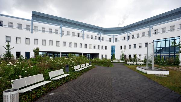 2005 meldet die Euromed AG Insolvenz an. Die Klinik steht vor der Pleite, 100 Mitarbeiter bangen. Als Gründe werden rückläufige Bettenbelegungszahlen genannt und die hohen Mieten. In Folge stellt auch die Eigentümerin des Klinik-Gebäudes und der Pyramide, die EMC Grundbesitz GmbH einen Insolvenzantrag.