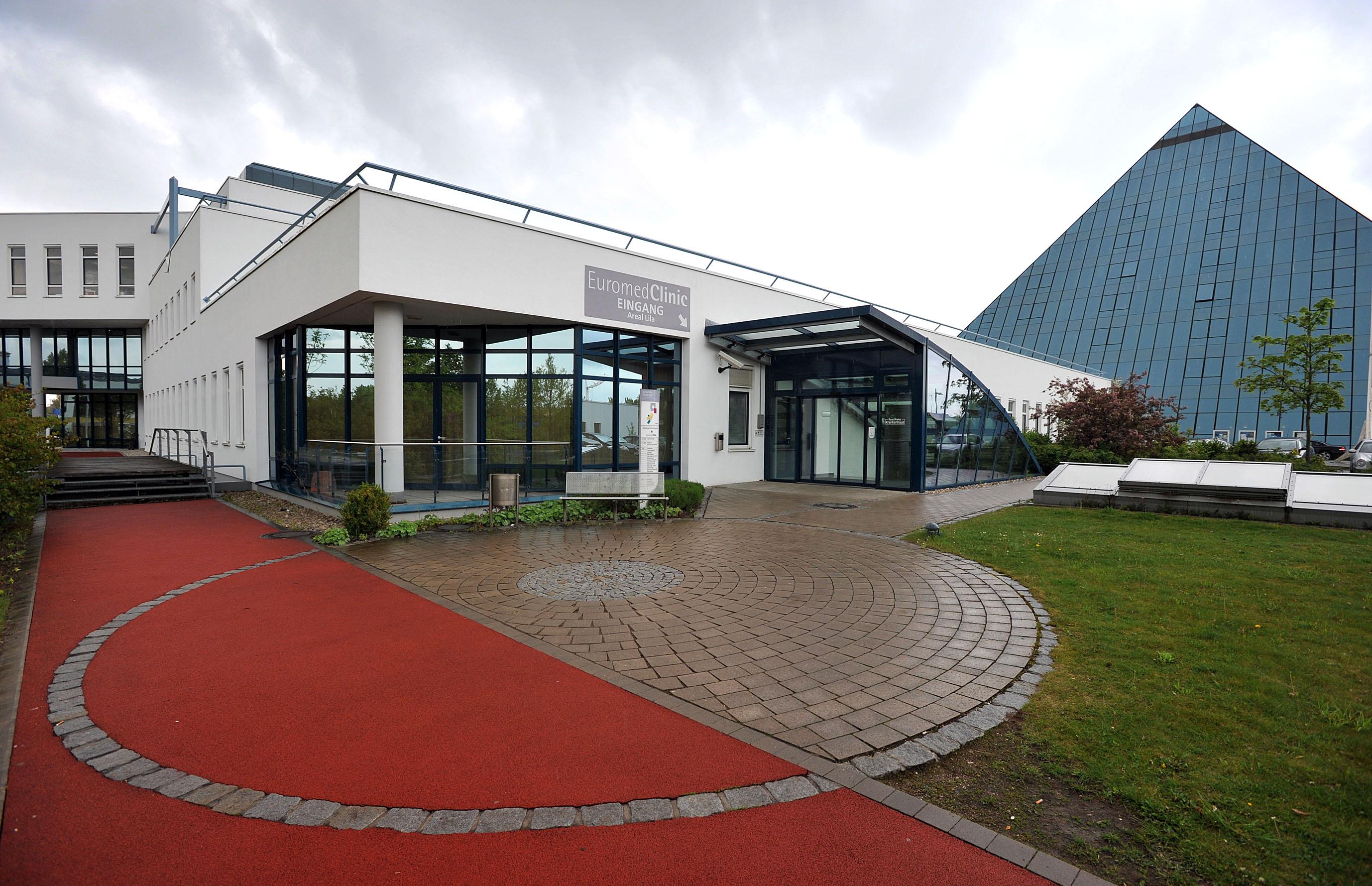 Das Sanierungskonzept zeigt erste Erfolge, die Zahl der Mitarbeiter ist auf 350 gestiegen. Die neuen Geschäftsführer wollen bald auch Kassenpatienten aufnehmen. Im Fürther Rathaus und im städtischen Klinikum stoßen die Pläne auf wenig Begeisterung.