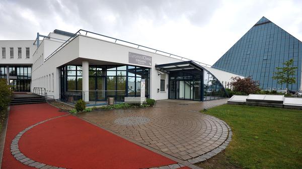 Das Sanierungskonzept zeigt erste Erfolge, die Zahl der Mitarbeiter ist auf 350 gestiegen. Die neuen Geschäftsführer wollen bald auch Kassenpatienten aufnehmen. Im Fürther Rathaus und im städtischen Klinikum stoßen die Pläne auf wenig Begeisterung.