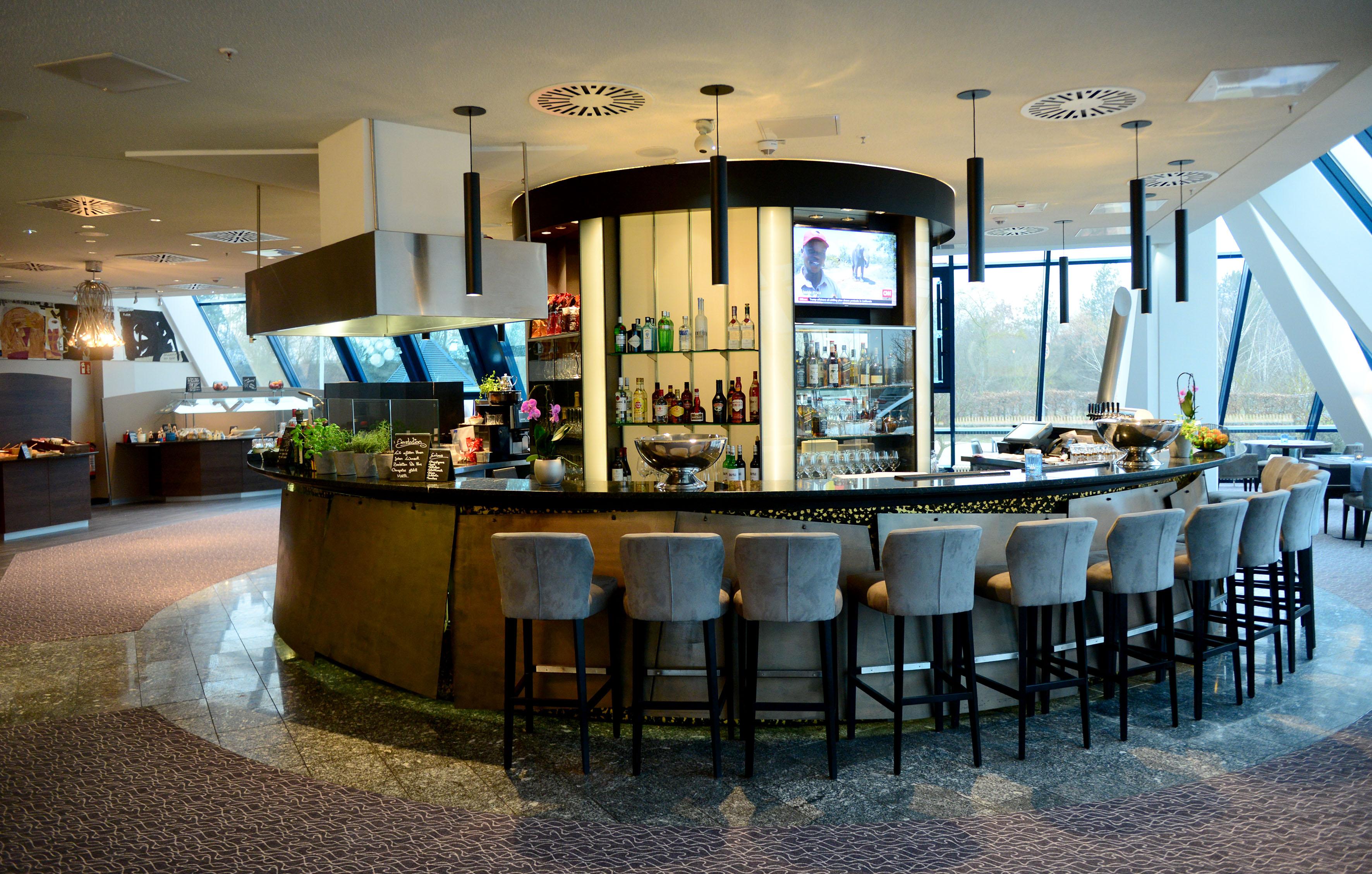 Im September 2016 stellen die bisherigen Betreiber der Hotel-Pyramide überraschend den Betrieb ein. Es kommt zum Rechtsstreit mit der Eigentümer-Firma der Immobilie. Im Januar 2018 wird das Hotel Excelsior Nürnberg-Fürth eröffnet.