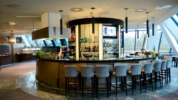 Im September 2016 stellen die bisherigen Betreiber der Hotel-Pyramide überraschend den Betrieb ein. Es kommt zum Rechtsstreit mit der Eigentümer-Firma der Immobilie. Im Januar 2018 wird das Hotel Excelsior Nürnberg-Fürth eröffnet.