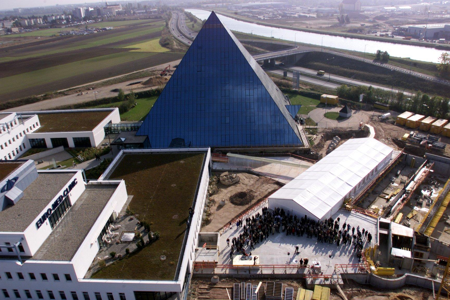 Blick auf die Baustelle: Grundsteinlegung für den Erweiterungsbau.