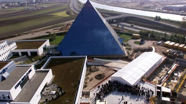 Blick auf die Baustelle: Grundsteinlegung für den Erweiterungsbau.