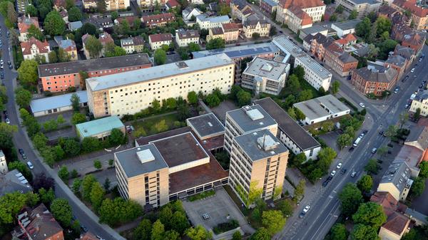 Bisher ist ein Großteil der Philosophischen Fakultät, die einmal in den Himbeerpalast umziehen soll, an der Bismarck- und Kochstraße in der Erlangen Innenstadt untergebracht. Doch auch die "Philosophentürme" genannten Hochhäuser werden seit Jahren nur noch notdürftig saniert.