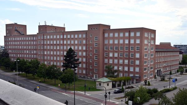 Vier Jahre haben die Verhandlungen gedauert bis die Firma Siemens und der FreistaatBayern den Kaufvertrag für den Himbeerpalast 2018 unterzeichnet haben. Ende 2020 ziehen die letzten Siemens-Mitarbeiter aus dem ehemaligen Gebäude der Hauptverwaltung aus. Die Uni wird wohl trotzdem erst frühestens 2026 einziehen können. Derzeit ist der Himbeerpalast etwa an die Siemens-eigene Wasser- und Stromversorgung angeschlossen, auch die Datenleitungen verlaufen firmenintern. Bei einem Brand würde die Werksfeuerwehr anrücken und nicht die der Stadt.