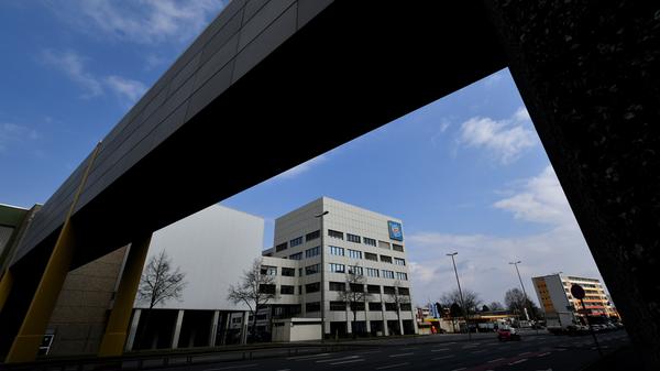 Seit Ende Juni ist bekannt, dass ein privater Investor und nicht wie zunächst geplant der Freistaat Bayern das Schöller-Areal in Nürnberg-Thon gekauft hat. Die alten Firmengebäude des Eis-Fabrikanten waren auch als künftiger Standort der Lehrerbildung im Gespräch.