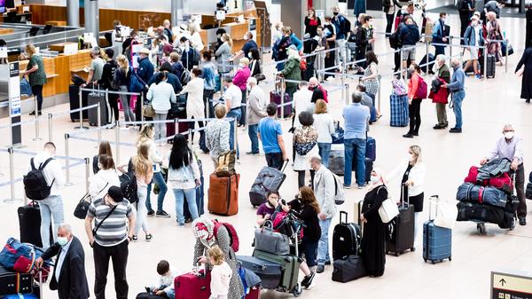 Die weltweite Reisewarnung wurde bis einschließlich 31. August verlängert. Das Auswärtige Amt rät von nicht notwendigen, touristischen Reisen ins Ausland ab. Ausnahmen sind die Mitgliedstaaten der Europäischen Union, die Schengenstaaten (Island, Liechtenstein, Norwegen, Schweiz) sowie Großbritannien, Nordirland, Andorra, Monaco, San Marino und der Vatikanstaat. Wer dennoch auf seinen Sommerurlaub nicht verzichten möchte, sollte sich vorher genau über die jeweiligen Einreisebeschränkungen und Coronamaßnahmen im Urlaubsland informieren.