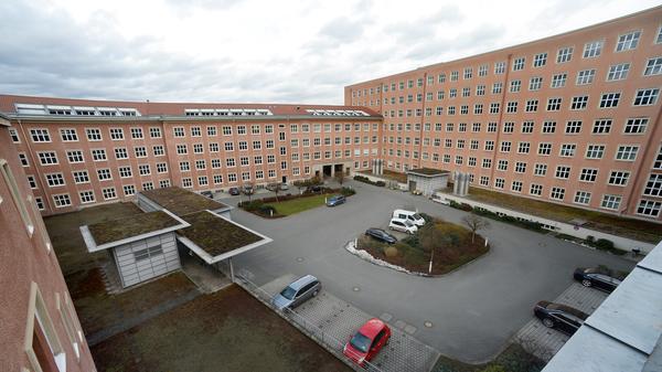 "Wir müssen das Gebäude quasi neu erschließen lassen", erklärt der Uni-Kanzler. Erste Probebohrungen und Begehungen werden zeigen, ob die Keller unter dem Innenhof die geplante Bibliothek der Uni tragen können. Deshalb kann der "Palast" auch nicht vorübergehend anders genutzt werden bis die Uni einzieht. Künstler hatten beispielsweise überlegt, dort arbeiten und ausstellen zu können, wie etwa auf dem ehemaligen AEG-Gelände in Nürnberg.