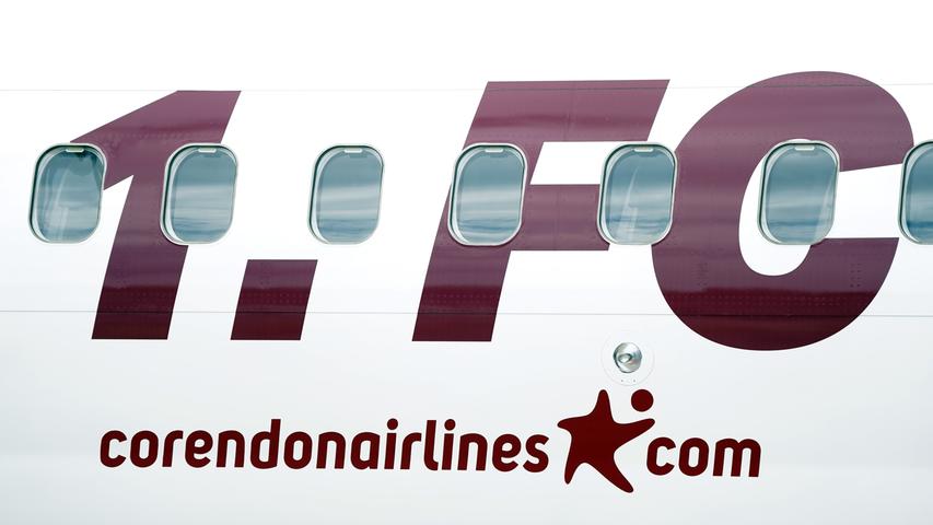 Das gesamte Flugzeug ist in Club-Farben gestaltet. Auf dem Rumpf und dem Leitwerk der Boeing 737-800 prangt das Club-Logo. Der Schriftzug 1. FC Nürnberg ist auf den Rumpfseiten zu lesen. 
