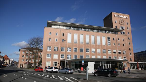 Wenn der Umbau abgeschlossen ist, soll der neue Uni-Standort an der Werner-von-Siemens-Str. 50 "kein Elfenbeinturm werden, sondern ein offenes Haus", wünscht sich der Kanzler. Die Uni will bewirken, "dass etwas los ist" in und um den Himbeerpalast, mit einer Bibliothek, Sitzmöglichkeiten, Lehr- und Lernräumen und Beratungsstellen für Studenten.