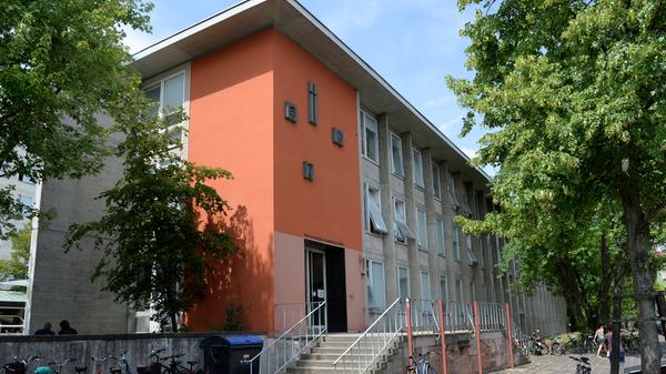 Die Statik der Gebäude an der Kochstraße ist nur noch bis Ende 2023 abgenommen. "Bis die Philfak in den Himbeerpalast umziehen kann, ist auf jeden Fall eine Zwischenlösung nötig", sagt der Kanzler. "Die Angestellten werden wir in Anmietungen unterbringen."