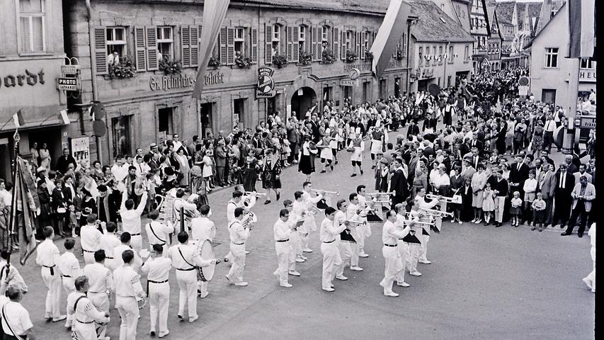 Annafest Forchheim 26.07.1965 - GroÃŸer Annafestumzug vom Rathausplatz zum Kellerwald
Foto: NN-Archiv